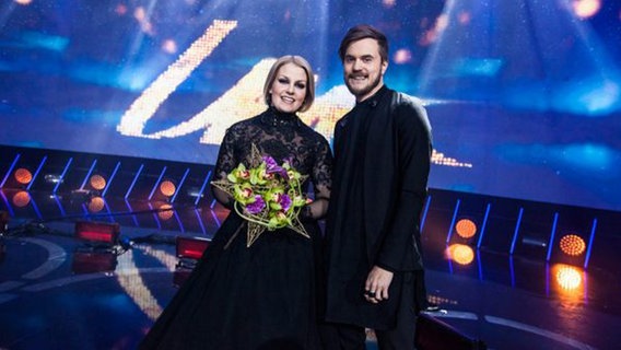 Das finnische Duo Norma John, Sängerin Leena hält einen Blumenstrauß in der Hand. © Miikka Varila/YLE 