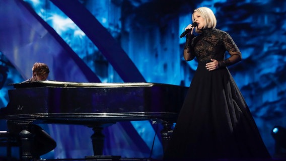 Norma John singt für Finnland "Blackbird". © Eurovision.tv Foto: Andres Putting