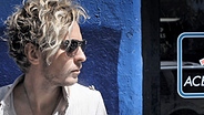Musiker Finn Martin vor einer blauen Mauer © NDR 