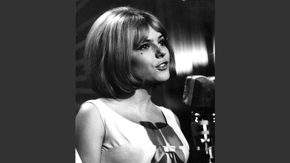 France Gall bei einem Auftritt 1965 in Frankreich. Sie belegte im selben Jahr für Luxemburg beim Grand Prix den 1. Platz © picture alliance / dpa 