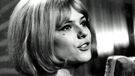 France Gall bei einem Auftritt 1965 in Frankreich. © dpa 