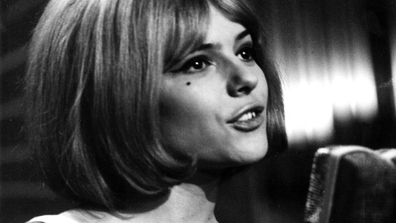 France Gall gewinnt 1965 den Grand Prix für Luxemburg. © dpa-Bildfunk 