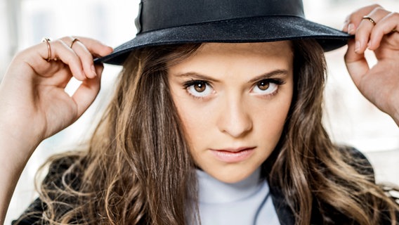 Die italienische Sängerin  Francesca Michielin mit Hut © Sony Music Italy / Stylaz Foto: Stylaz