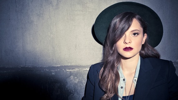 Die italienische Sängerin Francesca Michielin mit Hut © Sony Music Italy / Stylaz Foto: Stylaz