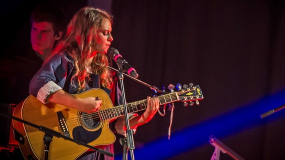 Die italienische Sängerin Francesca Michielin spielt Gitarre bei einem Konzert © Sony Music Italy / Francesco Prandoni 