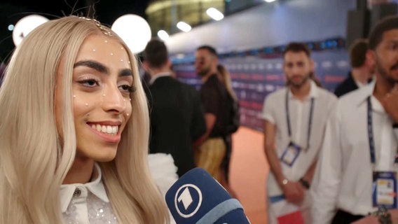 Bilal Hassani aus Frankeich auf roten Teppich in Tel Aviv.  