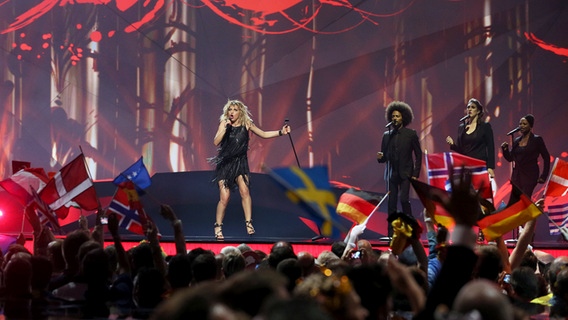 Amandine Bourgeois vor dem Publlikum auf der Bühne beim ESC 2013. © NDR Foto: Rolf Klatt