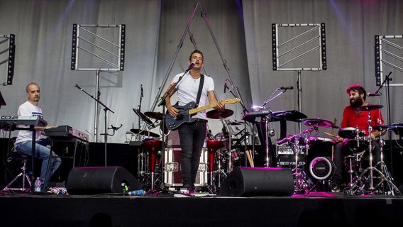 Francesco Gabbani mit Band als Opening Act bei einem Anastacia-Konzert im Juli 2016 © Picture-Alliance / NurPhoto Foto: Mimmo Lamacchia