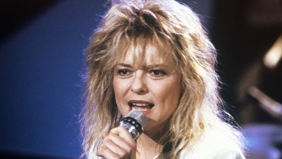 France Gall singt am 22.11.1988 auf der Verleihung der Goldenen Europa in Saarbrücken.  Foto: Jörg Schnitt