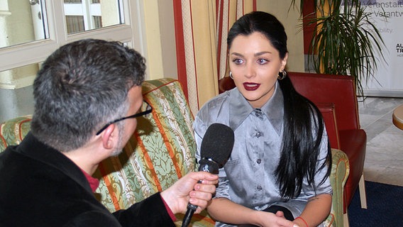 Sängerin Nina Sublatti im Interview mit Irving Wolther. © NDR 