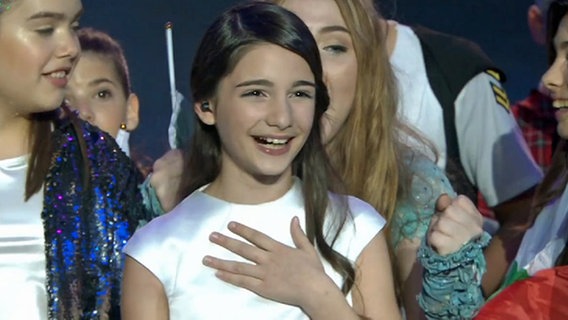 Siegerin Mariam Mamadashvili mit den anderen Teilnehmern auf der Bühne des Junior ESC  