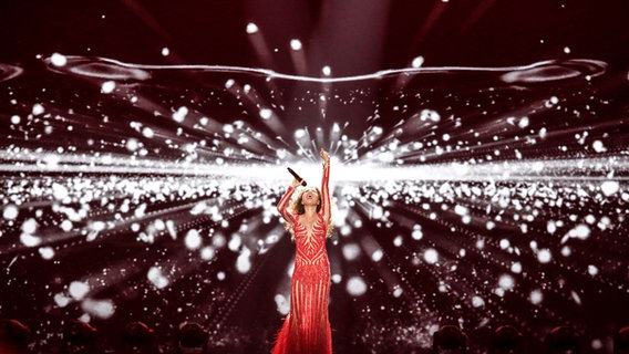 Tamara "Tako" Gachechiladze im feuerroten Kleid auf der ESC-Bühne. © Eurovision.tv Foto: Thomas Hanses
