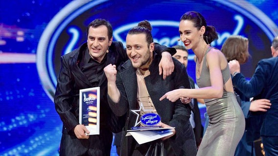 Oto Nemsadze ballt nach seinem Sieg bei Georgian Idol die Siegerfaust. © GPB 