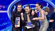 Oto Nemsadze ballt nach seinem Sieg bei Georgian Idol die Siegerfaust. © GPB 