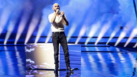 Der Sänger Tornike Kipiani auf der ESC-Bühne in Rotterdam im zweiten Halbfinale © eurovision.tv Foto: Thomas Hanses