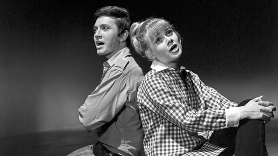 Gitte Haenning und Rex Gildo bei einem Auftritt in der Fernsehshow "Mit dreißig Schlagern um die Welt" in den 1960er-Jahren. © Picture-Alliance / United Archives Foto: Siegfried Pilz