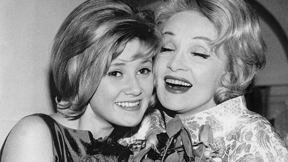 Marlene Dietrich gratuliert Gitte Haenning 1963 zum Sieg bei den Deutschen Schlager-Festspielen in Baden-Baden. © Picture-Alliance / Keystone 