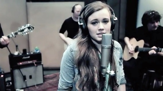 "Unser Song für Dänemark"-Teilnehmerin Cassie Greene in ihrem Video (Screenshot)  
