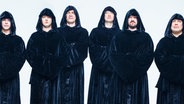 Gregorian in Mönchskutten im Fotostudio  