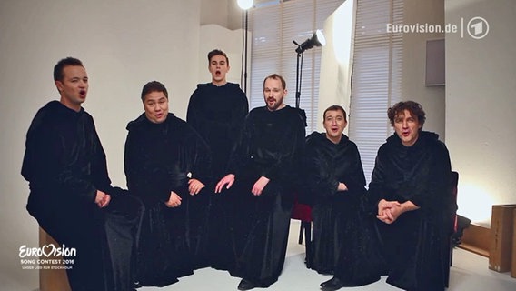 Die Mitglieder von Gregorian in schwarzen Kutten blicken in die Kamera © NDR/screenshot 