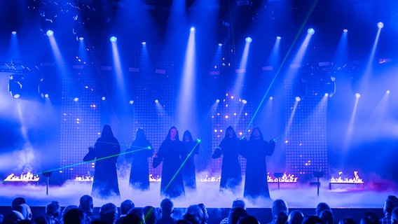 Die Gruppe Gregorian auf der Bühne © NDR Foto: Rolf Klatt