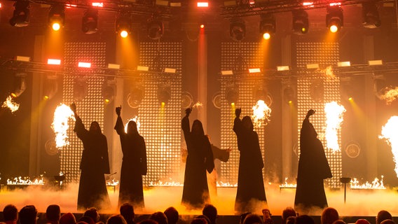 Die Gruppe Gregorian auf der Bühne © NDR Foto: Rolf Klatt