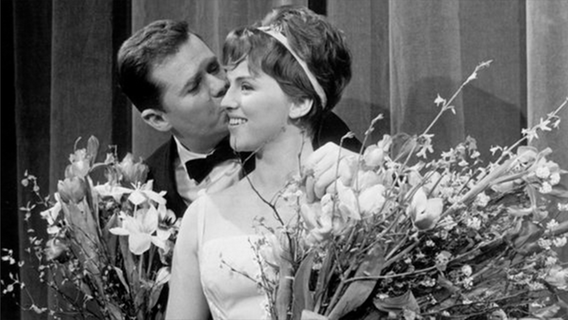 Grethe und Joergen Ingman verteten Dänemark 1963 beim Grand Prix und freuen sich über ihren 1. Platz © Polfoto 