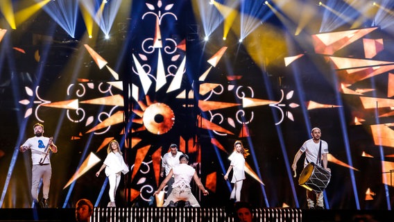 Das Ensemble Argo tanzt auf der Bühne. © eurovision.tv Foto: Thomas Hanses (EBU)