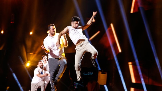 Das Ensemble Argo tanzt dynamisch auf der Bühne. © eurovision.tv Foto: Thomas Hanses (EBU)