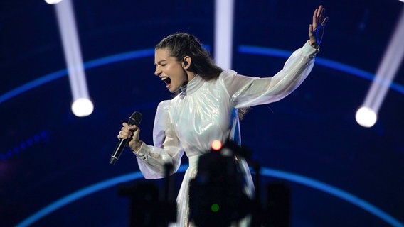 Die Sängerin Amanda Georgiadi Tenfjord auf der ESC-Bühne in Turin. © EBU Foto: Corinne Cumming