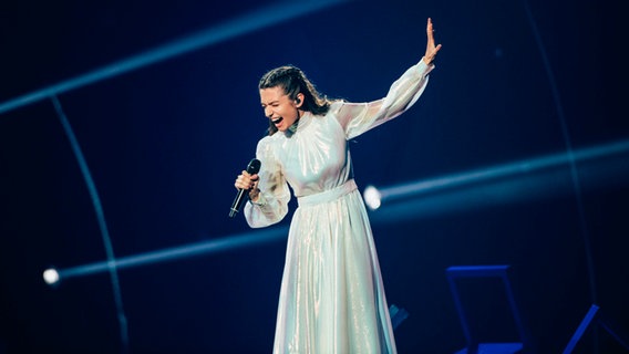 Die Sängerin Amanda Georgiadi Tenfjord auf der ESC-Bühne in Turin. © EBU Foto: Sarah Louise Bennett