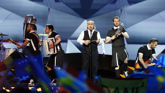 Koza Mostra & Agathonas Iakovidis für Griechenland auf der Bühne beim ESC 2013. © NDR Foto: Rolf Klatt