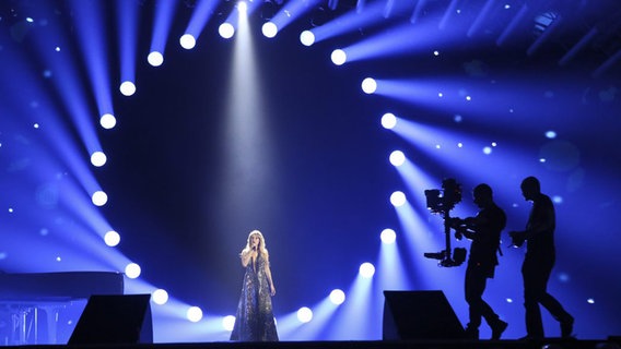 Die Griechin Maria Elena Kiriakou bei der ersten Probe auf der ESC-Bühne  Foto: Thomas Hanses