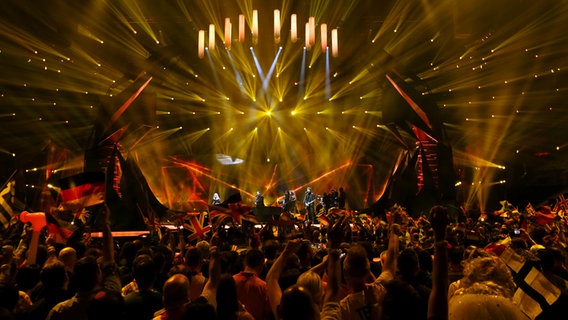 Bonnie Tyler und Band vor dem Publikum auf der Bühne beim ESC 2013. © NDR Foto: Rolf Klatt