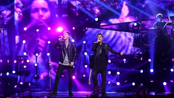 Joe and Jake aus Großbritannien auf der ESC Bühne. © NDR Foto: Rolf Klatt