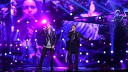 Joe and Jake aus Großbritannien auf der ESC Bühne. © NDR Foto: Rolf Klatt