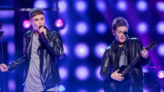 Joe and Jake aus Großbritannien auf der ESC Bühne. © NDR Foto: Rolf Klatt