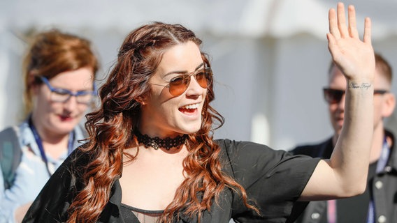 Lucie Jones kommt in Kiew an. © Eurovision.tv Foto: Andres Putting