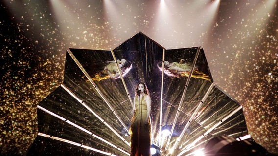 Lucie Jones singt "Never Give Up On You" auf der ESC-Bühne in Kiew. © Eurovision.tv Foto: Thomas Hanses