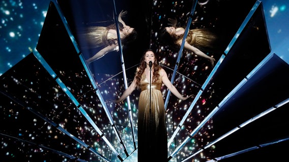 Lucie Jones performt "Never Give Up On You" auf der ESC-Bühne in Kiew. © Eurovision.tv Foto: Andres Putting