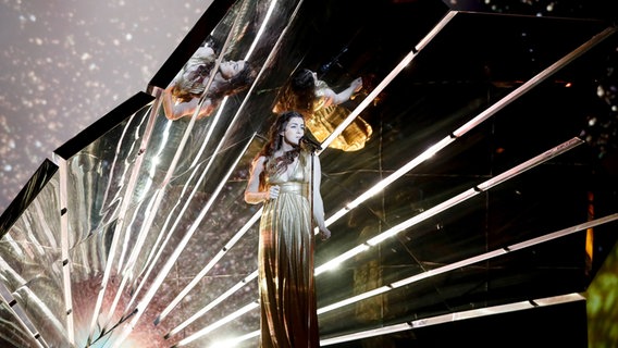 Lucie Jones performt "Never Give Up On You" auf der ESC-Bühne in Kiew. © Eurovision.tv Foto: Andres Putting