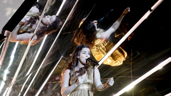 Lucie Jones performt "Never Give Up On You" auf der ESC-Bühne in Kiew. © Eurovision.tv Foto: Andres Putting