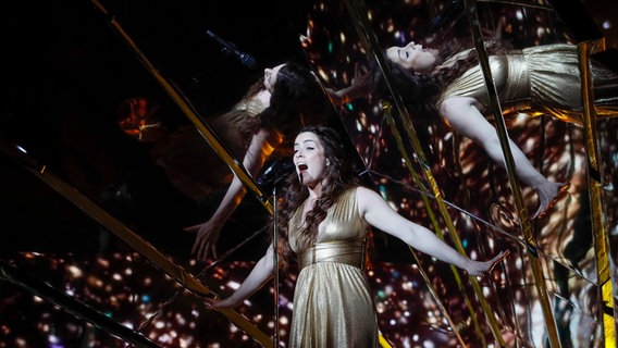 Lucie Jones performt "Never Give Up On You" auf der ESC-Bühne in Kiew. © Eurovision.tv Foto: Andres Putting