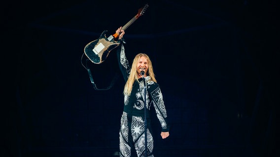 Der Sänger Sam Ryder auf der ESC-Bühne in Turin. © EBU Foto: Sarah Louise Bennett