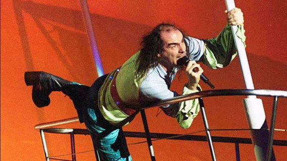Guildo Horn beim Eurovision Song Contest 1998. Er belegt den 7. Platz. © picture alliance/dpa Foto: PA Jones