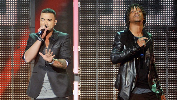 Der australische Sänger Guy Sebastian (links) und der US-Rapper Lupe Fiasco stehen bei den ARIA-Awards auf der Bühne. ©  picture alliance / dpa Foto:  Tracey Nearmy