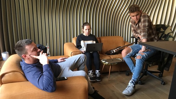 Gregor Hägele mit zwei Songweitern beim Song Writing Camp in Berlin. © Marcel Stober 