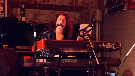 Ann Sophie am E-Piano beim Auftritt am 10.9.2015 in "The Box" in Hamburg © NDR Foto: Claudia Timmann