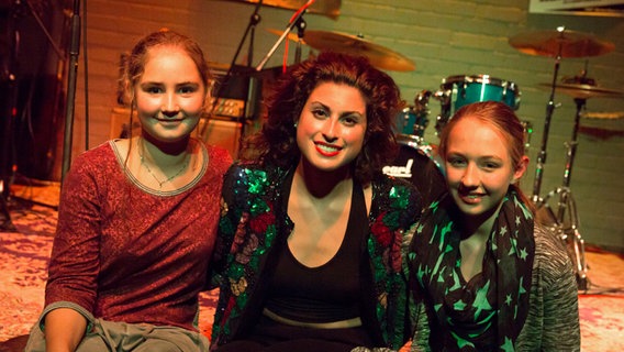 Ann Sophie mit zwei Teenager-Fans beim Auftritt am 10.9.2015 in "The Box" in Hamburg © NDR Foto: Claudia Timmann