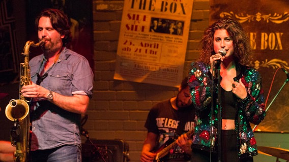 Ann Sophie mit Saxophonist beim Auftritt am 10.9.2015 in "The Box" in Hamburg © NDR Foto: Claudia Timmann